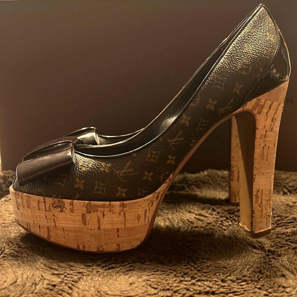 LOUIS VUITTON Rivoli Heels - Picture 2 of 15